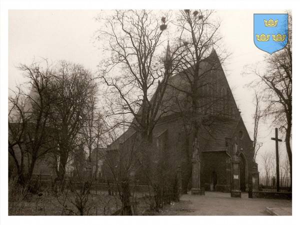 : Kościół parafialny pod wezwaniem Narodzenia Najświetrzej Marii Panny i św. Jakuba Starszego - od bramy głównej, styl gotycki.